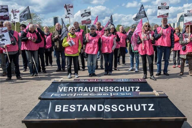 Lebensversicherungen: Rentner fühlen sich doppelt betrogen - "Bestandsschutz" und "Vertrauensschutz" steht auf den Särgen, die Teilnehmer bei einer Demonstration im Jahr 2017 vor dem Berliner Reichstag aufgestellt hatten. 