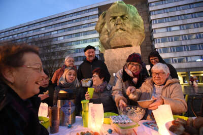 Lebhaftes Picknick am Karl-Marx-Kopf bei 4 Grad Celsius - Plauschen unterm Karl-Marx-Monument: Etwa 200 Menschen sind am Samstag zum Picknick am Karl-Marx-Kopf gekommen.