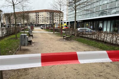 Leblose Person am Wall gefunden: Chemnitzer Polizei geht aktuell nicht von einem Verbrechen aus - Den Grünstreifen rund um das Parkhaus Am Wall in Chemnitz haben Polizeibeamte am Freitagmorgen abgesperrt.
