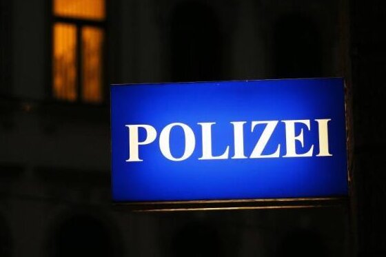 Leblose Person in Treppenhaus aufgefunden - Polizei ermittelt nach Tötungsdelikt in Chemnitz - Nach dem Fund einer leblosen Person in einem Mehrfamilienhaus im Chemnitzer Stadtteil Furth ermittelt die Kriminalpolizei wegen eines Tötungsdelikts.