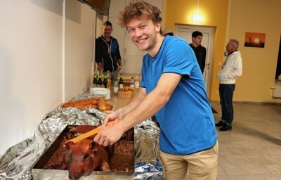 Leckere Belohnung für lange Saison - Giovanni Schmieder durfte als diesjähriger Sieger von "Rund um Großwaltersdorf" den kulinarischen Preis anschneiden. 