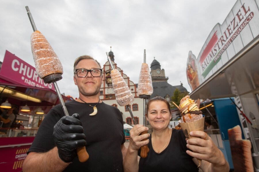Leckere Speisen an 25 Ständen auf dem Plauener Altmarkt 