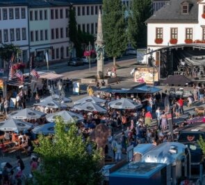 Leckeres aus aller Welt auf dem Markt in Rochlitz - Köstlichkeiten aus aller Welt: Hunderte Besucher zog das Festival 2021 an. 