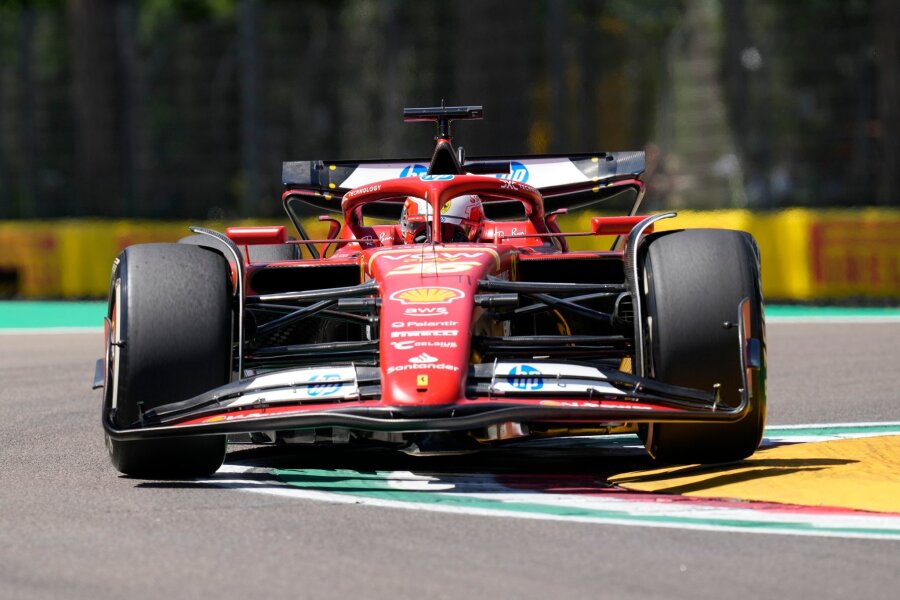 Leclerc gibt bei Ferrari-Heimspiel in Imola Tempo vor - Ferrari-Pilot Charles Leclerc dominierte den ersten Testtag in Imola.
