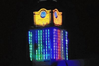 LED am Plauener Rathausturm: FDP mahnt Prüfung an - Wird der Plauener Rathausturm weiterhin leuchten?