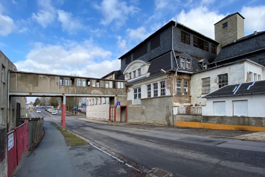 Lederfabrik in Hainichen: Spätestens im Juni soll der Abrissbagger anrollen - Der Abriss der ehemaligen Lederfabrik in Hainichen wird rund 1,2 Millionen Euro kosten. Die Stadt muss zehn Prozent der Kosten tragen. 