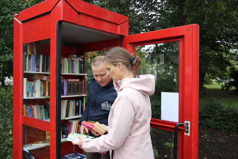 Leer geräumte Bücherzelle: Hilfe kommt aus Werdau - Andre Kleber (l.) und Ariane Spiekermann beim Einräumen der Bücherzelle.