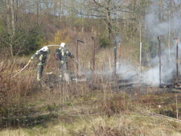 Leer stehende Laube in Zwickau abgebrannt - Am Samstagvormittag ist eine leer stehende Laube in Zwickau durch ein Feuer zerstört worden.