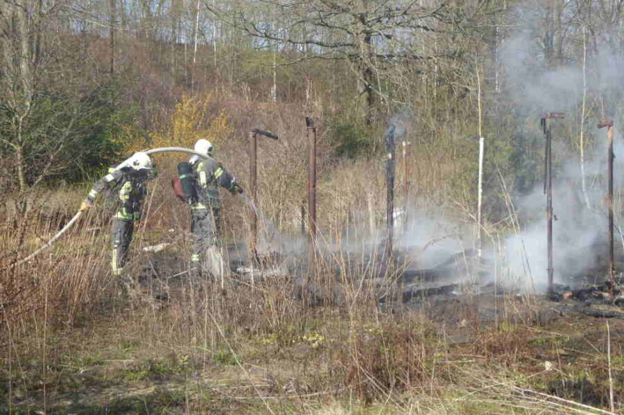 Leer stehende Laube in Zwickau abgebrannt - Am Samstagvormittag ist eine leer stehende Laube in Zwickau durch ein Feuer zerstört worden.