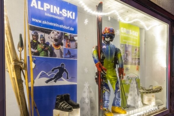 Leere Läden mit leuchtenden Auslagen - In der Bergstadt wird nicht nur im Winter Ski gefahren. Grasski spielt in Ehrenfriedersdorf ebenso eine wichtige Rolle.