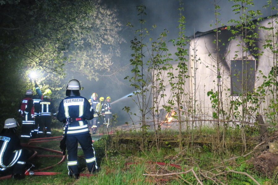 Leerstehendes Gebäude in Schwarzenberg in Brand - Ein leerstehendes Gebäude hat in der Nacht zu Dienstag in Schwarzenberg gebrannt.