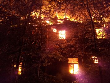 Leerstehendes Haus in Flammen - 