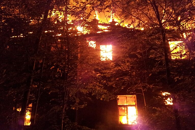 Leerstehendes Haus in Flammen - 