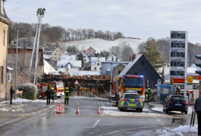 Leerstehendes Haus in Mülsen abgebrannt - B 173 stundenlang gesperrt - 