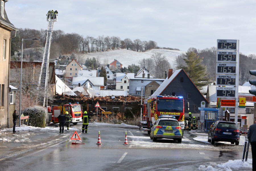 Leerstehendes Haus in Mülsen abgebrannt - B 173 stundenlang gesperrt