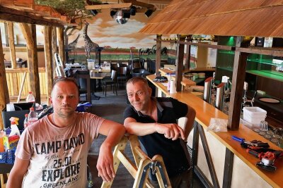 Legendäre Tanzbar in Meerane: Was die neuen Betreiber planen - Toni Viesmann (links) und Ralf Starke laden am Samstag zu einem Tag der offenen Tür ein. 