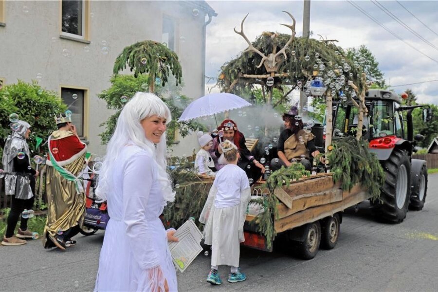 Legendäres Dorffest macht aus Lichtenberg eine eigene Klimazone - Höhepunkt eines jeden Lichtenberger Dorffestes ist der mit viel Kreativität und Spaß gestaltete Festumzug am Sonntag. 