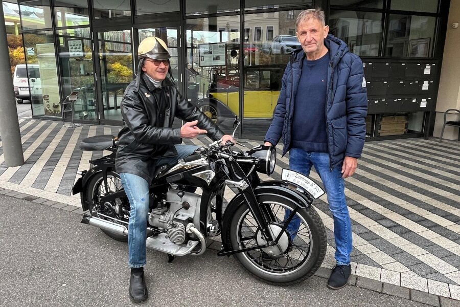 Legendäres Motorrad zieht in die Reichenbacher Horch-Fabrik ein - Oldtimerfan Ingo Krauspe aus Mylau auf seiner Zündapp K 500. Hans-Werner Schmiedl (r.) von der Arbeiterwohlfahrt freut sich über die Leihgabe auf Zeit.
