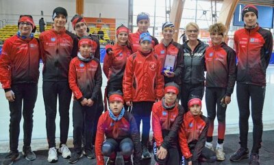 Legende motiviert zu Topleistungen - Das Mylauer Team in Erfurt mit Eisschnelllauf-Legende Gunda Niemann-Stirnemann (Dritte von rechts).