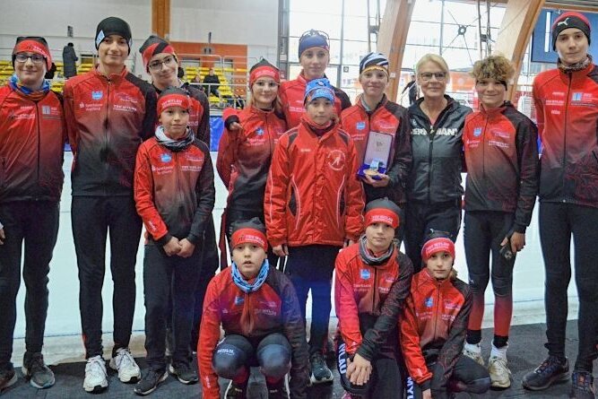 Legende motiviert zu Topleistungen - Das Mylauer Team in Erfurt mit Eisschnelllauf-Legende Gunda Niemann-Stirnemann (Dritte von rechts).