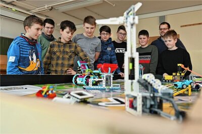 Lego-Roboter verhilft zum Sieg: Oberschüler aus Lunzenau sind Meistertüftler - Ein Team der AG Tüfteln/Robotics der Evangelischen Oberschule Lunzenau hat den Regionalwettbewerb der First Lego League in Zwickau gewonnen. Die Schüler werden unterstützt von den Lehrern Marvin Wirth (2.v.r.) und Felix Bochmann (2.v.l.). 