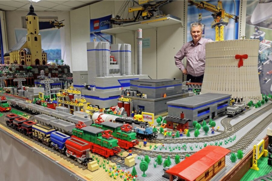 Lego-Schau in Glauchau übertrifft Erwartungen - Mike Schenker in der Lego-Ausstellung.