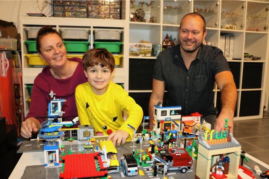 Lego-Wettbewerbsfinale: Warum eine Weischlitzer Familie im Endspurt jede Stimme braucht - Eine Familie im Lego-Fieber: Arno und seine Eltern Stephanie Müller und Daniel Schaar bauen gerne gemeinsam im Keller ihres Hauses, wo Lego im Mittelpunkt steht.