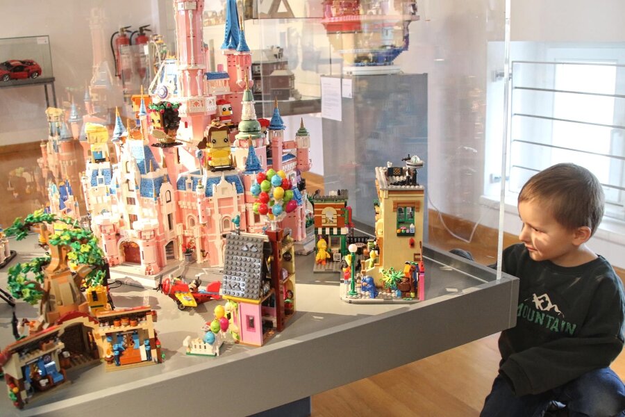 Legosteine-Tauschbörse und Flohmarkt im Museum Oederan - Luka (Foto) ist begeistert von den vielen bunten Legobauwerken, die im Museum Oederan ausgestellt sind.