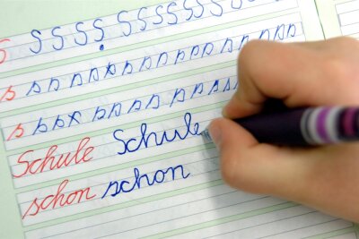 Lehrer aufs Land: Wie hoch die "Buschzulage" für Referendare an Schulen in Sachsen jetzt ist - Gerade für den ländlichen Raum werden Lehrer gesucht. Sachsen schwört auf eine bundesweit einmalige Zulage. 