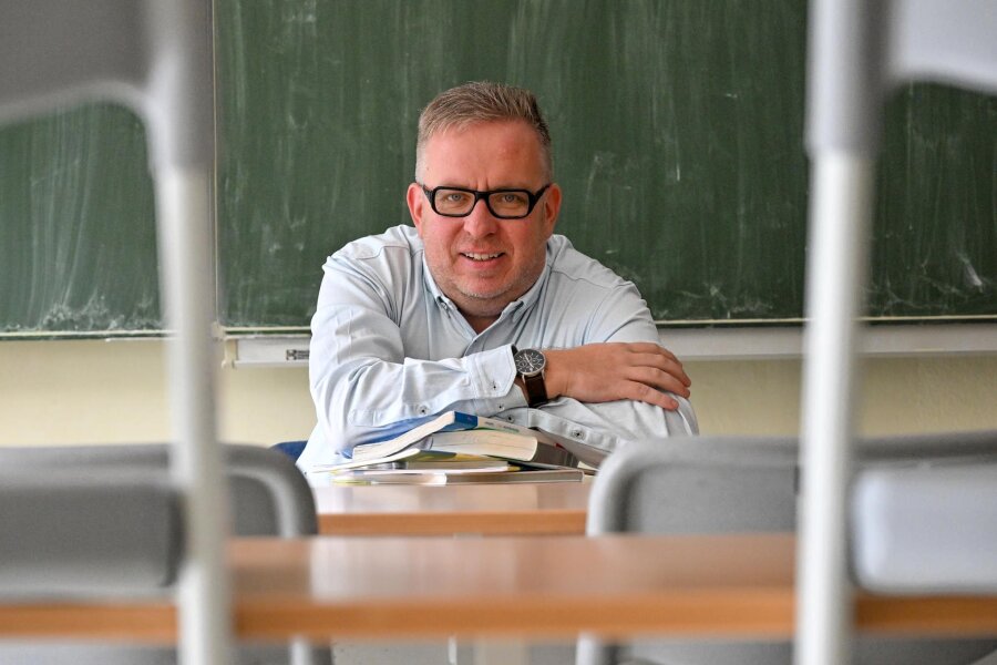 Lehrer-Gewerkschafter über das kurze Schuljahr: "Schüler stehen unter Dauerdruck" - Laut Tobias Andrä sehen sich Lehrer mit einer hohen Arbeitsbelastung konfrontiert, nicht zuletzt wegen zahlreicher bürokratischer Aufgaben.