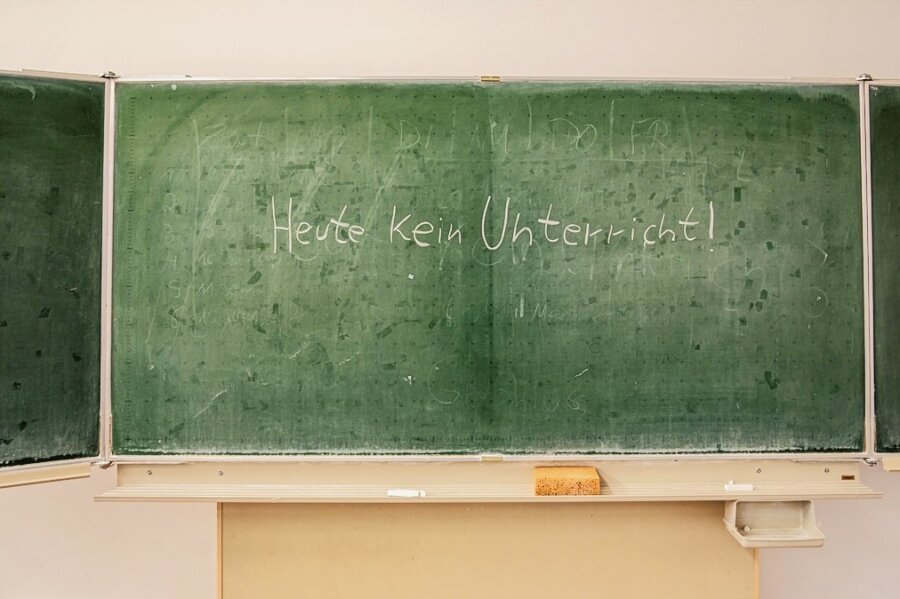 Lehrer und Schüler krank: Notbetreuung an Grundschule Grünhain - "Heute kein Unterricht!", heißt es auf einer Tafel auf diesem Symbolfoto.