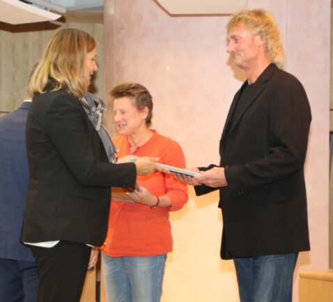 Michael Sandmann (rechts) bekommt von Zwickaus Bürgermeisterin Constance Arndt den Ehrenbrief der Stadt überreicht. 