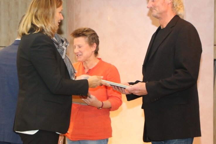 Lehrer wird von Ehrung überrascht - Michael Sandmann (rechts) bekommt von Zwickaus Bürgermeisterin Constance Arndt den Ehrenbrief der Stadt überreicht. 