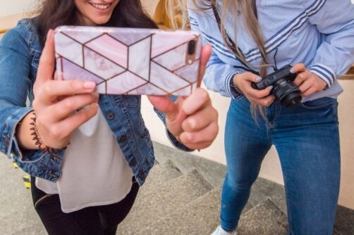Jasmin Graubner (links) und Christina Melzer haben mit Smartphone undFotoapparat einen virtuellen Rundgang durchs Schulgebäude erstellt. Zeitweise waren sie auch mit einer Kameradrohne unterwegs, um aus einer anderen Perspektive Videos drehen zu können. 