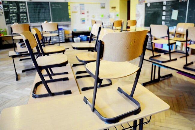Lehrermangel an Chemnitzer Oberschule: "Es vergeht keine Woche, in der alles normal läuft" - Kein Lehrer, kein Unterricht. An den Chemnitzer Schulen fallen regelmäßig Stunden aus, weil Lehrer fehlen. Negativer Spitzenreiter ist die Humboldt-Oberschule: Im ersten Halbjahr fanden nur zwei Drittel aller Stunden wie geplant statt. 