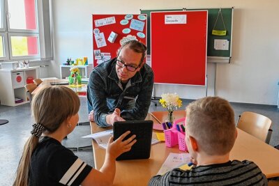 Lehrermangel, Stundenausfall: Eltern in Chemnitz machen Minister Druck - "Lernbüro plus" heißt dieser besondere Raum an der Alexander-von-Humboldt-Oberschule. Schülerinnen und Schüler können hier eigenständig lernen. Lehrer Kurt Drechsel gibt zwei Fünftklässlern Unterstützung. 