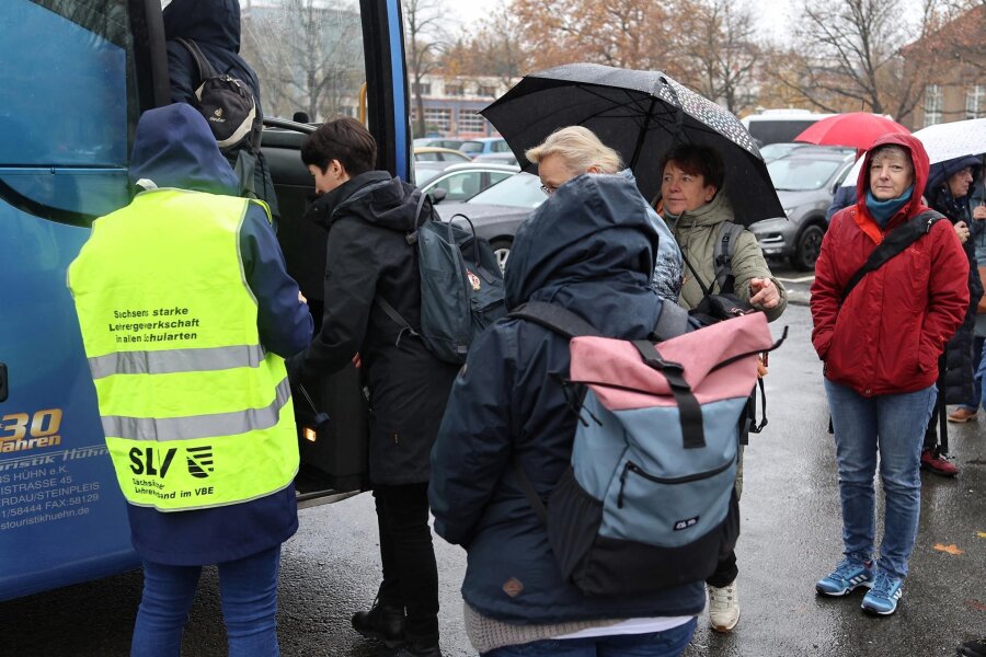 Lehrerstreik: Im Kreis Zwickau droht erneut Notbetreuung - Lehrer aus dem Kreis Zwickau steigen vergangene Woche am Platz der Völkerfreundschaft in den Streik-Bus.