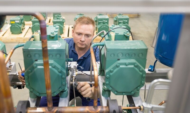Studienabbrecher Daniel Lehmann muss als angehender Mechatroniker bei der compact Kältetechnik GmbH Dresden alle Fertigungsbereiche durchlaufen. Die Montage von Verdichtern für eine Kälteanlage gehört dabei zu seinen Aufgaben.