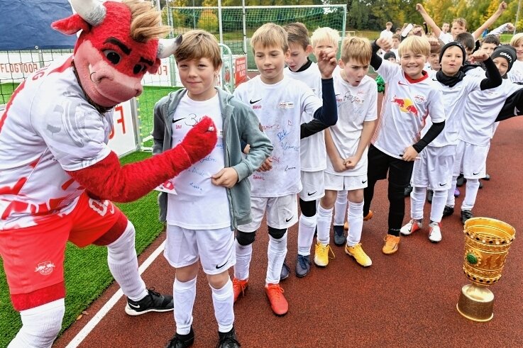 Lehrreicher Ferienspaß mit "Bulli" und Mini-WM - Höhepunkt für die jungen Kicker: RB-Maskottchen "Bulli" war in Brand-Erbisdorf zu Gast - und hatte auch den DFB-Pokal im Gepäck. 