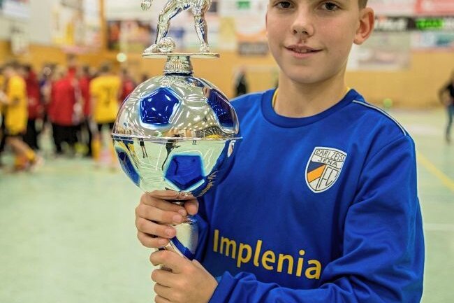 Lehrstunde für junge Kicker - Pokalverteidiger: Die Jenaer Talente um Elia Zimmermann siegten 2022 beim "Silbernen Budenzauber" in Freiberg. 