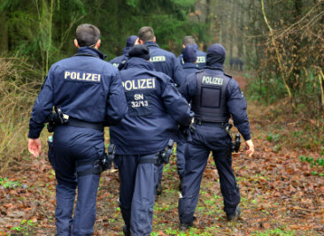 Leiche im Nonnenwald gefunden - Am Freitagvormittag haben Dutzende Beamte der  Polizei erneut  im Nonnenwald bei Moosheim nach der vermissten Frau aus Mittweida gesucht. 