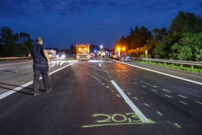 Leiche im Unfallauto auf A81 ist Ehefrau des Fahrers - Straßenmarkierungen zeigen in Epfendorf den Weg des Unfallautos. Die Polizei ermittelt.