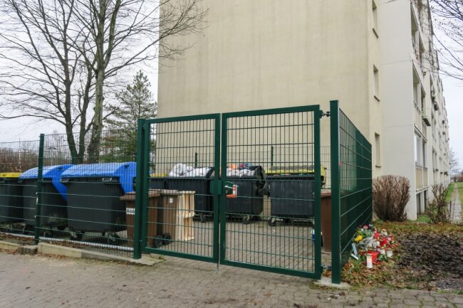 Leiche in Aue nahe eines Containerplatzes entdeckt - Kerzen und Blumen erinnern an dem Containerplatz auf dem Brünlasberg an den Verstorbenen. 