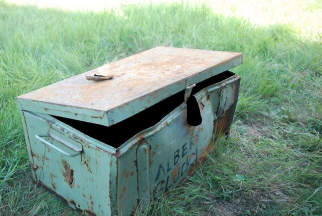 Leiche in Kiste gibt Fahndern Rätsel auf - Fahndung ausgeweitet - Die Leiche befand sich in dieser Metallkiste.