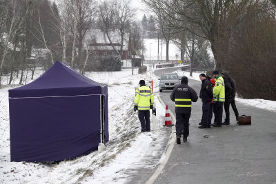Leiche in Straßengraben entdeckt - Polizei sucht dringend Zeugen - 
