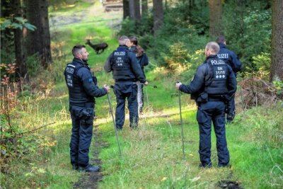 Leichenfund im Erzgebirge: Gerichtsmedizinische Untersuchung steht noch aus - Stundenlang hatten Polizeibeamte, unterstützt von Polizeischülern, das Waldstück bei Jöhstadt abgesucht. 