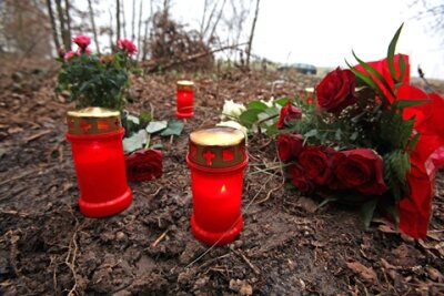 Freunde und Verwandte haben am Fundort der Leiche Blumen abgelegt und Kerzen aufgestellt.