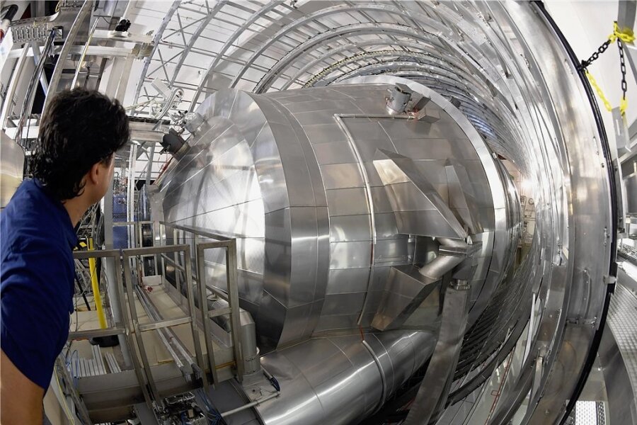 Leicht, aber oho: Was wiegt ein Neutrino? - Das Hauptspektrometer der Anlage, mit der die Masse von Neutrinos mit bis dato nicht möglicher Genauigkeit gemessen wird. 