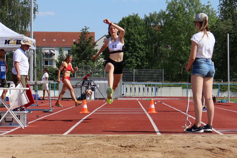 Leichtathletik: Drei Stadionrekorde beim Anwerfen in Freiberg - Katharina Rissom sprang ihre Siegerweite im Dreisprung bereits im ersten Versuch.