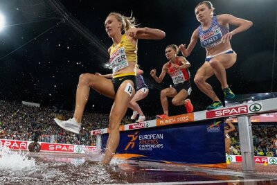 Leichtathletik-EM: Lea Meyer - die Stehauffrau - In München meisterte Lea Meyer (vorn) den Wassergraben ganz souverän. 